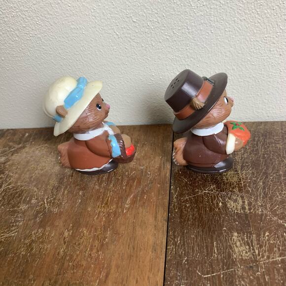Vintage Plastic Thanksgiving Pilgrim Squirrels Chipmunk Salt and Pepper Shakers - Picture 4 of 6